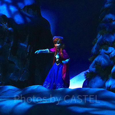 エルサの魔法に当たってしまったアナ〔アナとエルサのフローズンジャーニー〕