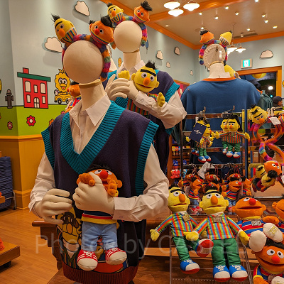 アニー&バートのアイテムディスプレイ／USJ