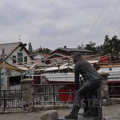 USJジョーズの外観と船長の銅像