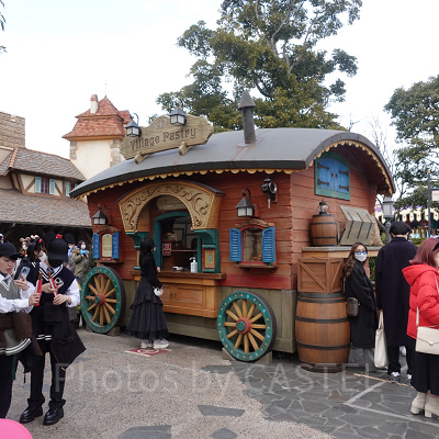 カラフルな見た目がかわいい、ビレッジペイストリーの外観