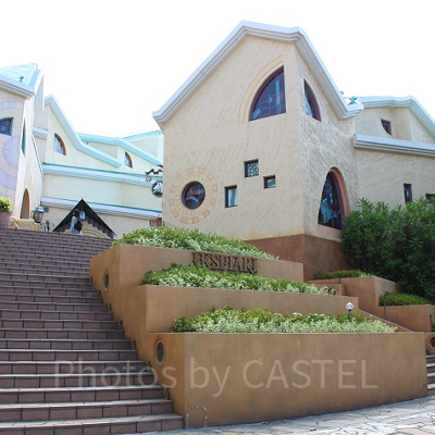 道路沿いに歩いていくと、左側にイクスピアリが見えます