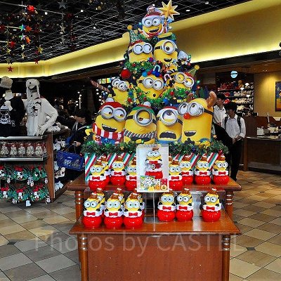 ユニバーサルスタジオストアの入り口にはUSJイチオシのグッズがディスプレイ（写真はミニオンのアソートスナック2,800円）