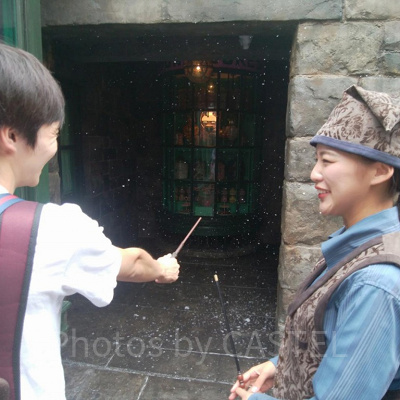 ワンドマジックでは魔法使いが魔法の杖の指導をしてくれる／USJ