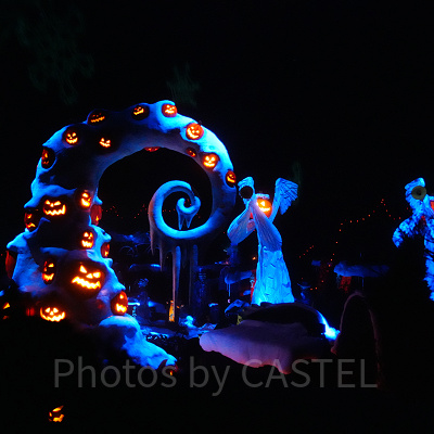 アトラクションの装飾がハロウィーンやクリスマスに変化