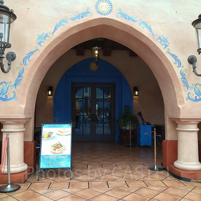 アズーラ・ディ・カプリは「青の洞窟」をイメージ