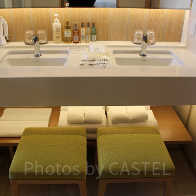 バスルームはシンクが2口