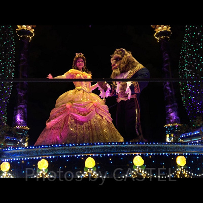 夜のパレードできらびやかに踊る“美女と野獣”