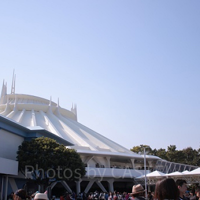 スペースマウンテンと抽選場所があるため、休日は特に混雑しやすいポイントです。