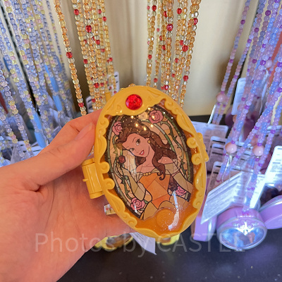 ベルの光るペンダント