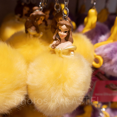 ベルポンポンキーホルダー（フィギュア付き）