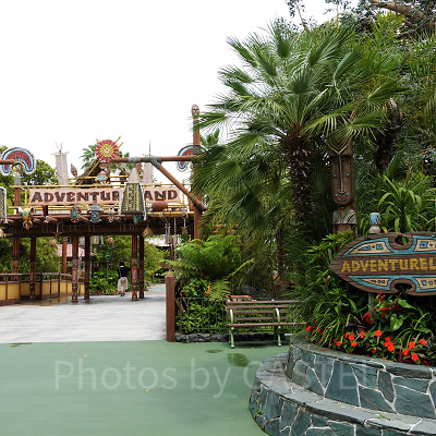 アドベンチャーランド入口近くにあるベンチ