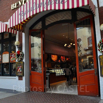 ビバリーヒルズブランジェリーのテイクアウトウインドウ（左）