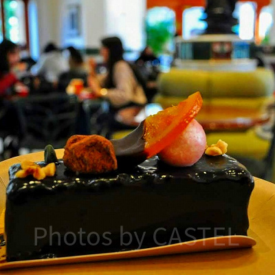 ビバリーヒルズブランジェリーのケーキと店内の様子／USJ