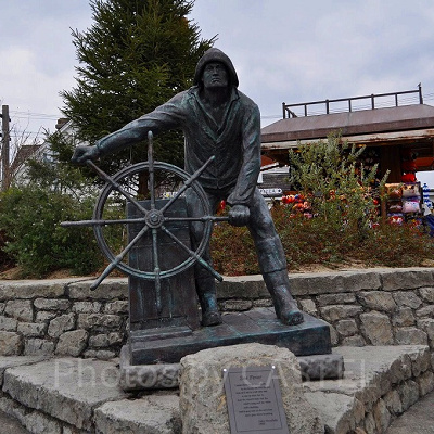 アミティエリアの銅像