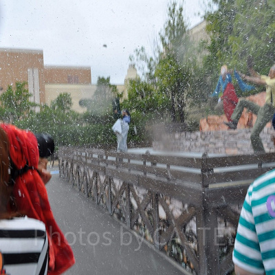 麦わらの一味と戦い水を浴びるバギー海賊団／ワンピースウォーターバトル