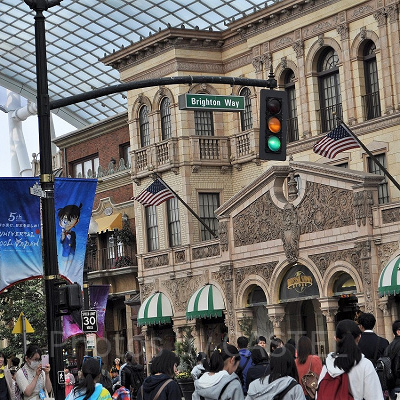 高級ホテル「ビバリー・ウィルシャー・ホテル」の外観をイメージした建物