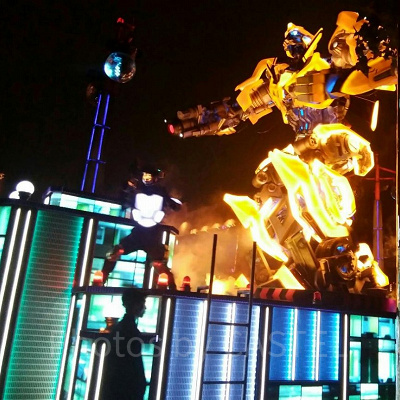 スペースファンタジーザライド前を通過するバンブルビーフロート