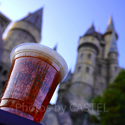 ホグワーツ城を背景に撮影したバタービール