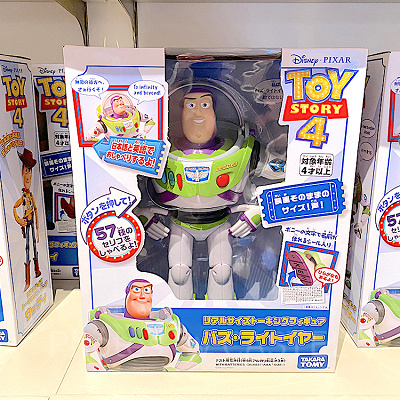 バズ・ライトイヤーの等身大おもちゃ