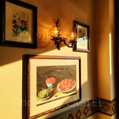 カフェ・オーリンズ：夕焼けに染まる店内