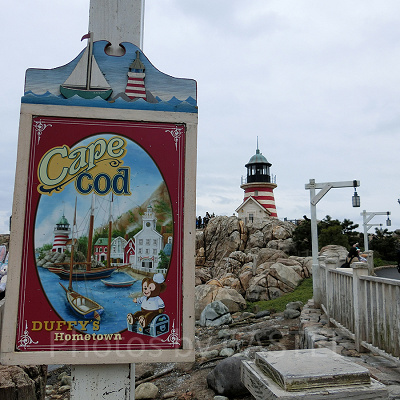 ケープコットのシンボルの灯台と看板