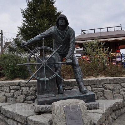 ジョーズ前の船長銅像／USJ