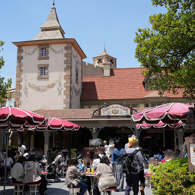 パレードがすぐ隣を通る「キャプテンフックス・ギャレー」