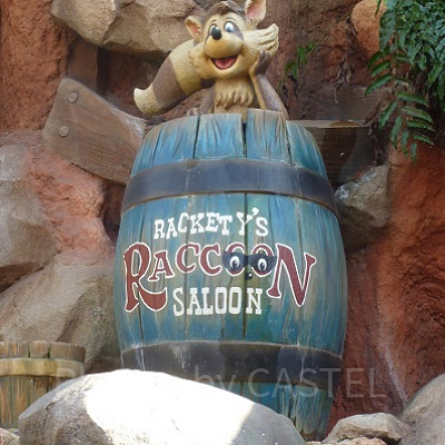 樽の上ののんきそうなラケッティ