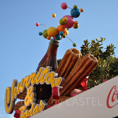 おさるのジョージアトラクション前のカート看板（大きなチュロスのオブジェ）