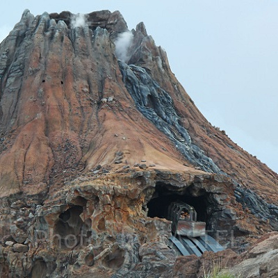 プロメテウス火山から落下するセンター・オブ・ジ・アース
