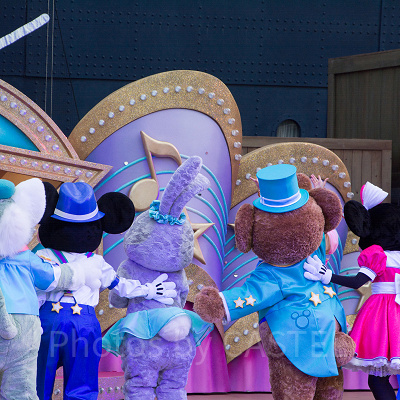 後姿のキャラクターたち