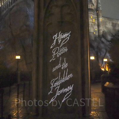 アトラクション入口に夜になると浮かび上がる文字