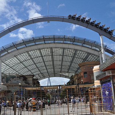 USJのエントランスではチャーリーブラウンがグリーティング中