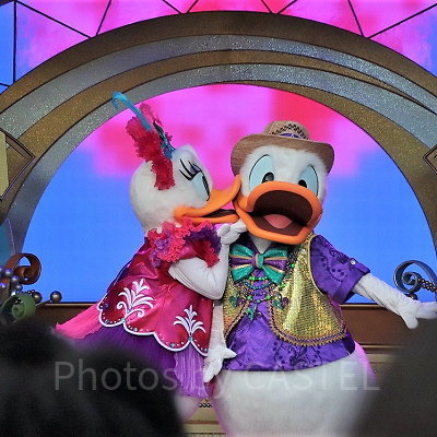 「機嫌を直して♡」とキスをします♪