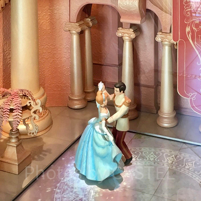 シンデレラ城フェアリー・テール・ホールのシンデレラとプリンス・チャーミング
