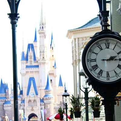 シンデレラ城とワールドバザールの時計