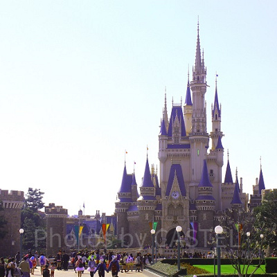 プラザ側から見るシンデレラ城は壮大