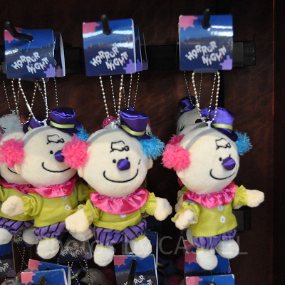 ピエロのチャーリーブラウンぬいぐるみキーチェーン