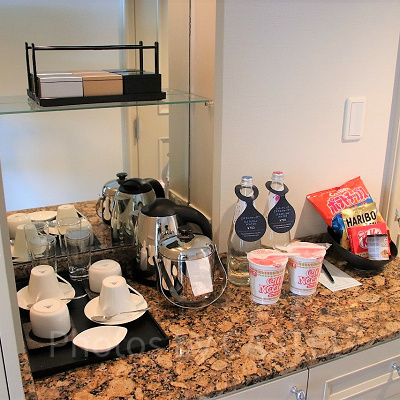 コーヒーセットやお菓子