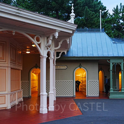 ゲストリレーション・ウィンドウ横のコインロッカー（パーク外）