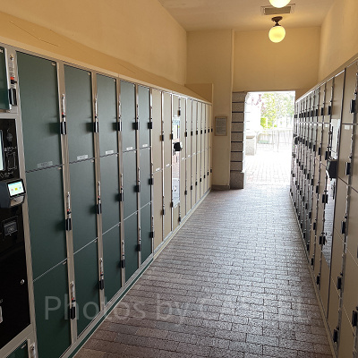 ディズニーランドステーションの駅舎下のコインロッカー（パーク外）