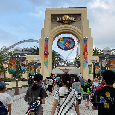 ユニバのコロシアムアーチと検温所