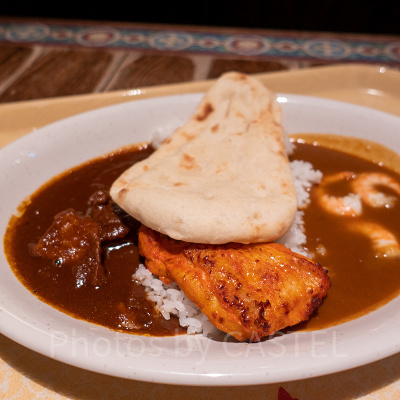 コンビカリー、タンドリーチキン添え（中辛ビーフ＆甘口シュリンプ）