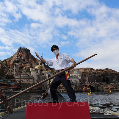プロメテウス火山を背景にゴンドリエさんと記念撮影