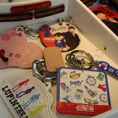 コナン＆赤井のネームタグ（右上）とコナンキーチェーン（右下）／レザートリーティ