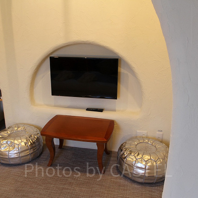 コンセプトルームのTVとテーブルセット