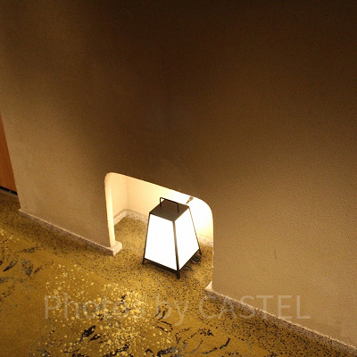 行灯がともる渚亭の廊下