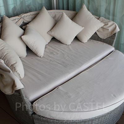 ザ シンギュラリスイートのテラスに置かれたカウチ