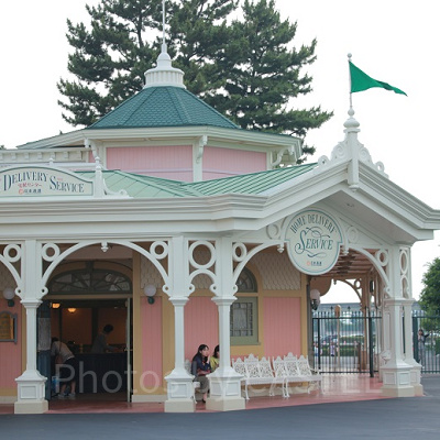 宅配センター。ピンク色の壁が特徴。