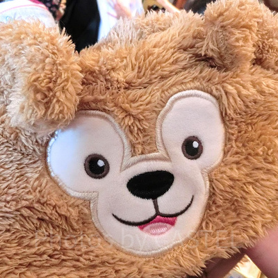 ディズニーシーで販売されているカバーオール。フードにはダッフィーの顔が付いてます